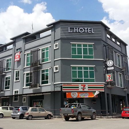 L Hotel Simpang Renggam Buitenkant foto