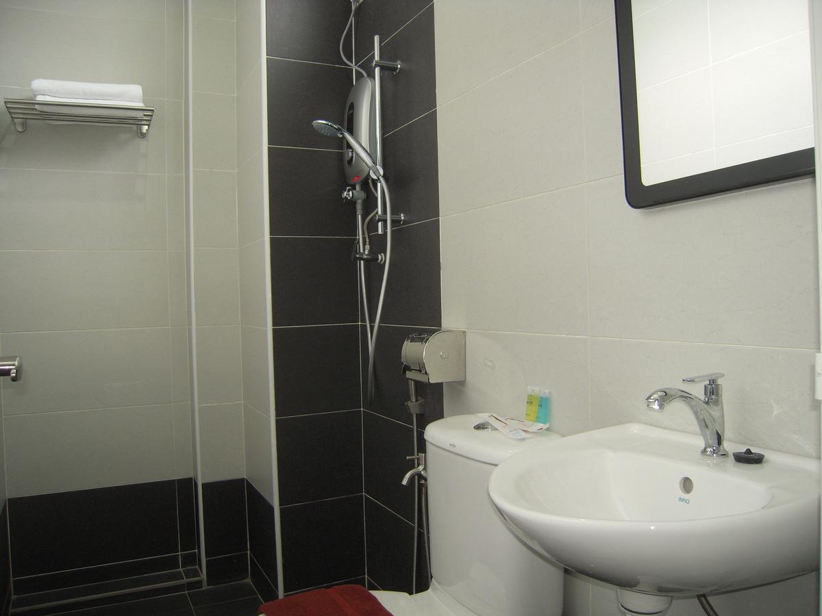 L Hotel Simpang Renggam Buitenkant foto