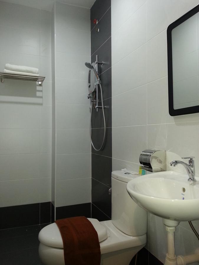 L Hotel Simpang Renggam Buitenkant foto